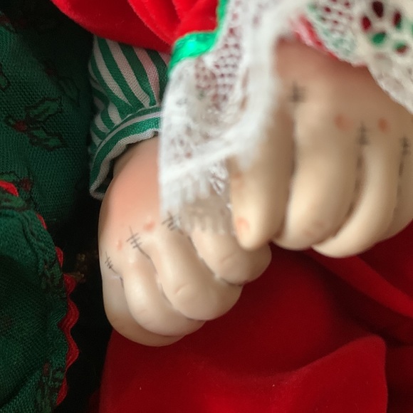 Marie Osmond Jingles and Belle Christmas Dolls - Picture 9 of 10